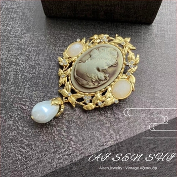 Μεταλλική καρφίτσα με διάτρητο σχέδιο, σε κλασικό στιλ, γεωμετρικό μοτίβο και διαμαντοκοσμητική λεπτομέρεια