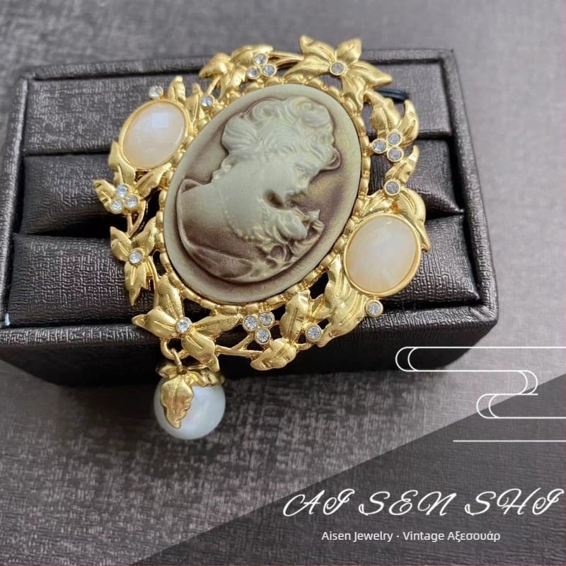 Μεταλλική καρφίτσα με διάτρητο σχέδιο, σε κλασικό στιλ, γεωμετρικό μοτίβο και διαμαντοκοσμητική λεπτομέρεια