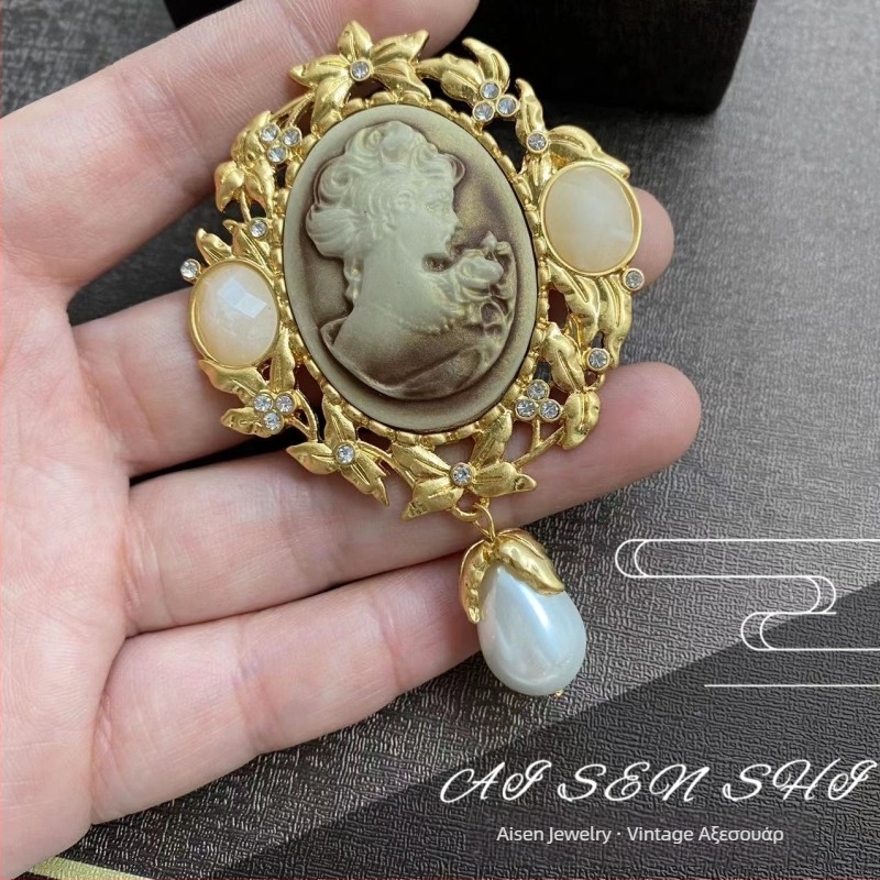 Μεταλλική καρφίτσα με διάτρητο σχέδιο, σε κλασικό στιλ, γεωμετρικό μοτίβο και διαμαντοκοσμητική λεπτομέρεια