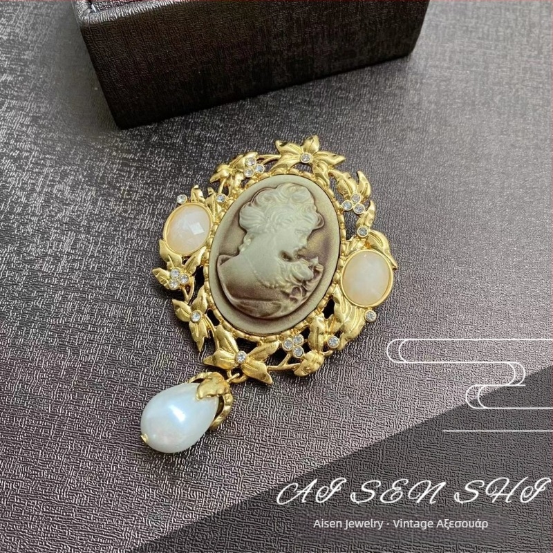 Μεταλλική καρφίτσα με διάτρητο σχέδιο, σε κλασικό στιλ, γεωμετρικό μοτίβο και διαμαντοκοσμητική λεπτομέρεια