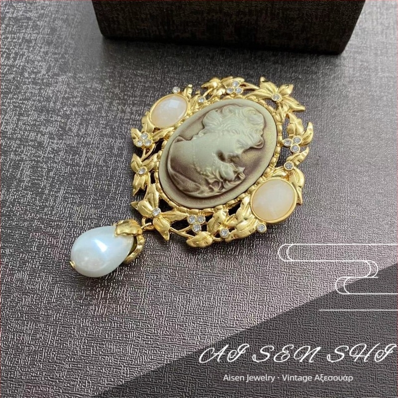 Μεταλλική καρφίτσα με διάτρητο σχέδιο, σε κλασικό στιλ, γεωμετρικό μοτίβο και διαμαντοκοσμητική λεπτομέρεια