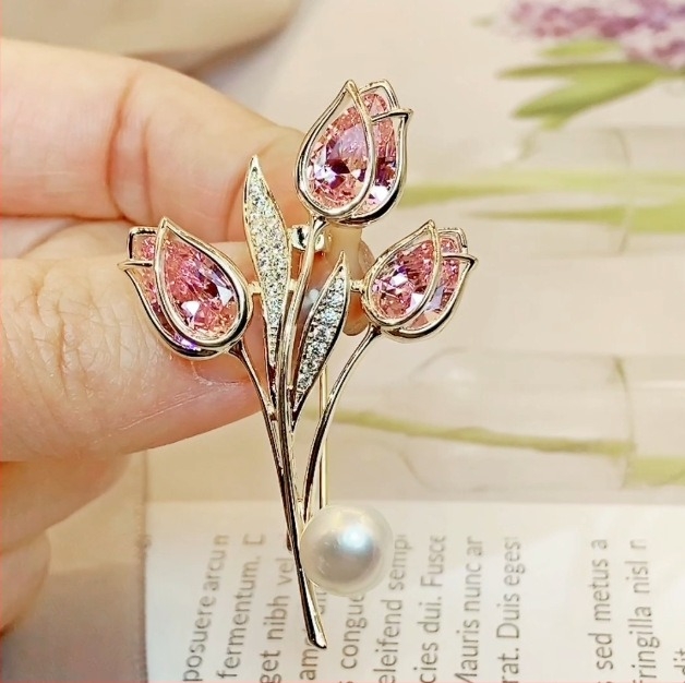 Χαλκός τουλίπα καρφίτσα με κρύσταλλα και μαργαριράρια — κομψό διακοσμητικό αξεσουάρ, μάρκα Xiang Nan