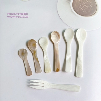 Σετ μαχαιροπήρουνων από κοχύλι — χειροποίητο, με χαρακτική και γυαλιστερή επιφάνεια, φυσικό υλικό; περιλαμβάνει μαχαίρι, πηρούνι και κουτάλι επιδορπίου