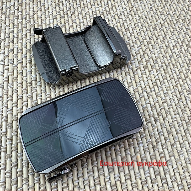 Ζώνη με αυτόματο κούμπωμα – κράμα ψευδαργύρου, ορθογώνιο κούμπωμα, μοτίβο γραμμάτων, Άνοιξη 2025