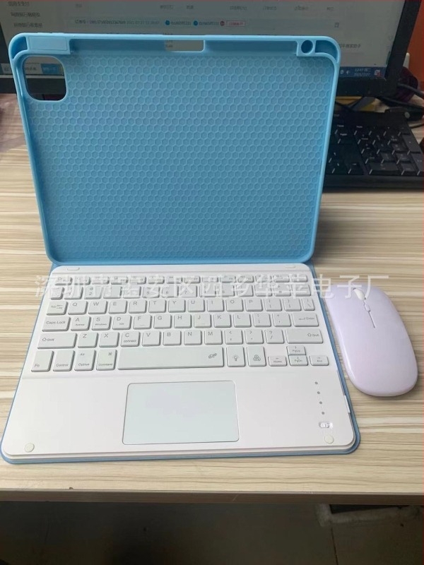 Θήκη Bluetooth πληκτρολογίου με επιφάνεια αφής και θήκη για στυλό; Υλικά: σιλικόνη, φινίρισμα με όψη δέρματος, διαχείριση θερμότητας, αντοχή σε φθορά, αντίσταση σε πτώσεις