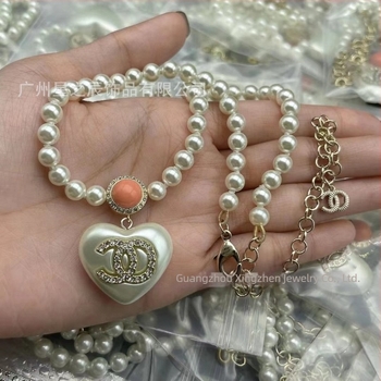 Χαλκός κολιέ με αλυσίδα κλειδοῦ και κρεμαστό με μοτίβο γράμματος, ηλεκτροπλατίνωση, υλικό κρεμαστού: χαλκός, μορφή: γράμματα/αριθμοί/κειμενο