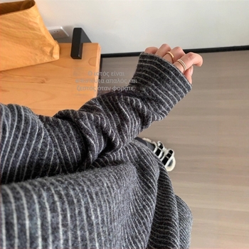 Μπλουζάκι T από ακρυλικό ύφασμα, βουρτσιστή υφή, ριγέ σχέδιο, φαρδιά γραμμή, μακριά μανίκια.