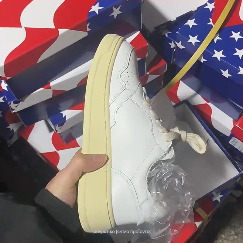 Casual sneakers από δέρμα βοείου με δύο στρώσεις επάνω, παχιά σόλα από καουτσούκ, μπροστινό κλείσιμο, στρογγυλή μύτη, πάτος από φυσικό δέρμα