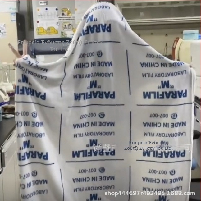 Κουβέρτα εργαστηριακή με καρτούν μοτίβο (100% πολυεστέρας, 270 g/m², άνοιξη–φθινόπωρο, συρρίκνωση 2–3%)