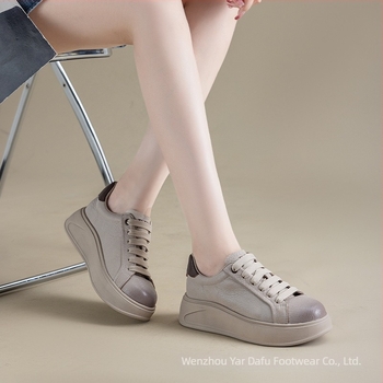 Γυναικεία sneakers από δέρμα πρώτης κατηγορίας, με σόλα από καουτσούκ, εσωτερικό από δέρμα γουρουνιού, με κλείσιμο με κορδόνια, μεσαίο ύψος φτέρνας (3–5 εκ.)