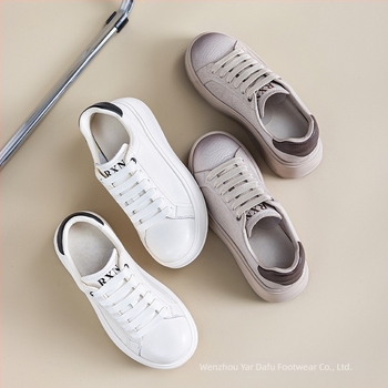 Γυναικεία sneakers από δέρμα πρώτης κατηγορίας, με σόλα από καουτσούκ, εσωτερικό από δέρμα γουρουνιού, με κλείσιμο με κορδόνια, μεσαίο ύψος φτέρνας (3–5 εκ.)