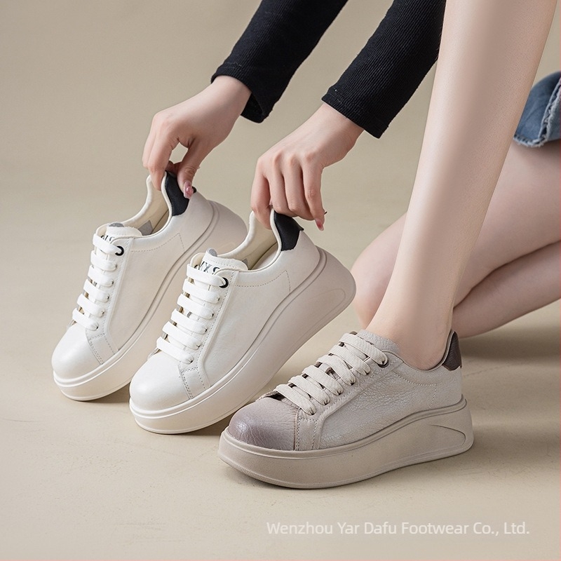Γυναικεία sneakers από δέρμα πρώτης κατηγορίας, με σόλα από καουτσούκ, εσωτερικό από δέρμα γουρουνιού, με κλείσιμο με κορδόνια, μεσαίο ύψος φτέρνας (3–5 εκ.)