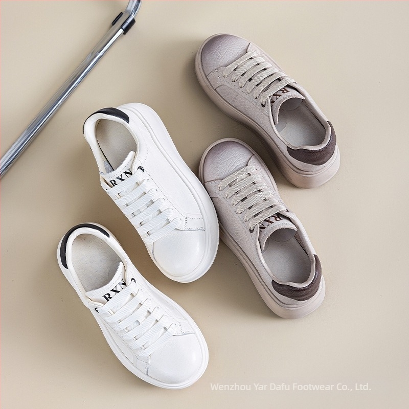 Γυναικεία sneakers από δέρμα πρώτης κατηγορίας, με σόλα από καουτσούκ, εσωτερικό από δέρμα γουρουνιού, με κλείσιμο με κορδόνια, μεσαίο ύψος φτέρνας (3–5 εκ.)