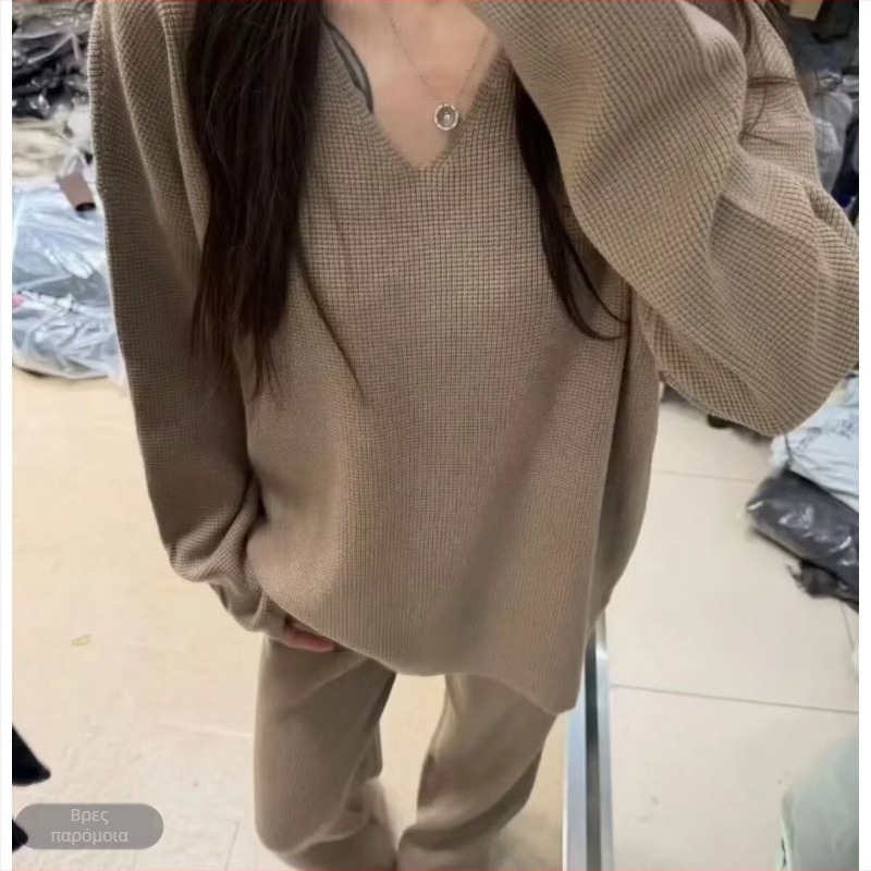 Σετ δύο τεμαχίων: Πλεκτό τοπ με V-λαιμό και παντελόνες με φαρδιά γραμμή, μακριά μανίκια, βισκόζη 30–50%, μονόχρωμο