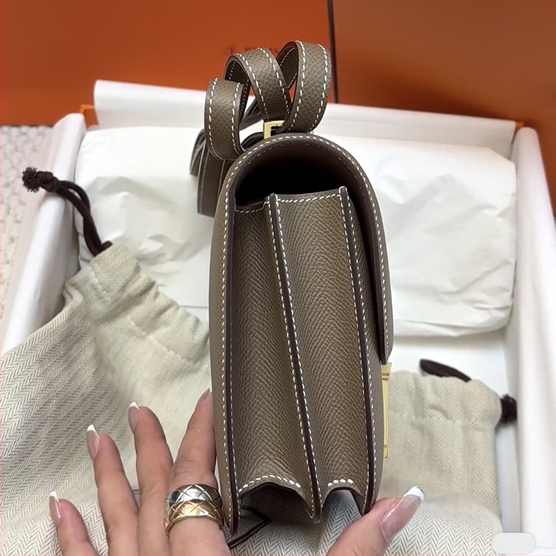 Τσάντα crossbody από γνήσιο δέρμα με καπάκι — οριζόντια τετράγωνη μορφή, κλείσιμο με λουκέτο, εσωτερικές θήκες: φερμουάρ, θήκη για κινητό και θήκη εγγράφων, μάρκα Uryi rlian