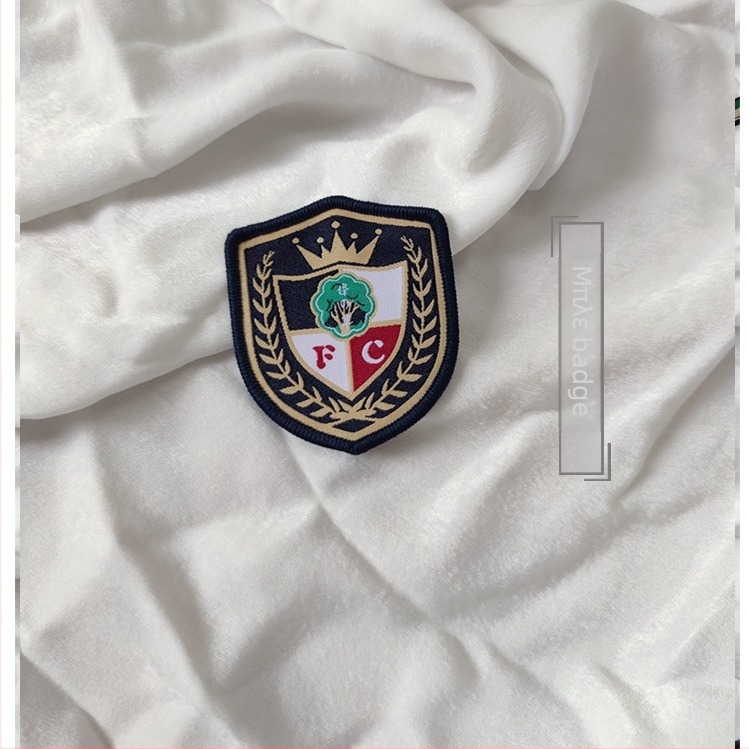 Γραβάτα-λουλούδι για κολάρο — χειροποίητη; ριγέ μοτίβο; επένδυση από πολυεστέρα; κέντημα; unisex σχέδιο με επίπεδη κεφαλή