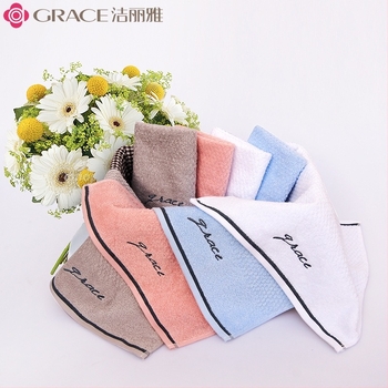 Βαμβακερή τετράγωνη πετσέτα προσώπου, μαλακή και απορροφητική, 100% βαμβάκι; βάρος περίπου 40 g; απορροφητικότητα 5–10 s; νήμα: stranded νήμα; ραφή: περιμετρικός ράψιμος