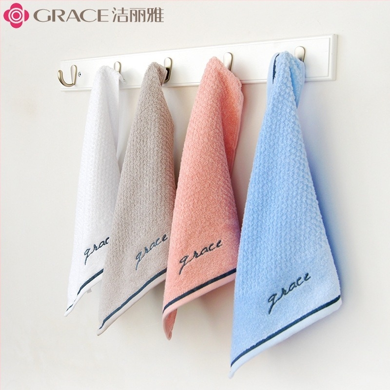 Βαμβακερή τετράγωνη πετσέτα προσώπου, μαλακή και απορροφητική, 100% βαμβάκι; βάρος περίπου 40 g; απορροφητικότητα 5–10 s; νήμα: stranded νήμα; ραφή: περιμετρικός ράψιμος