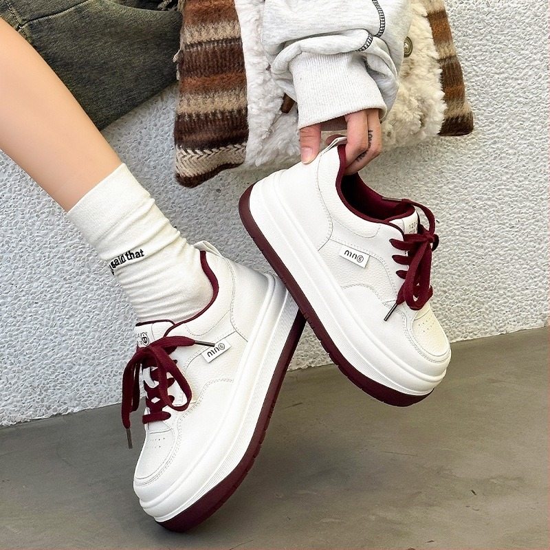 Casual γυναικεία αθλητικά παπούτσια με υπερ-ελαφριά μαλακή σόλα, επάνω μέρος από δέρμα χοίρου, επένδυση από δέρμα Νάπα, στρογυλμένη μύτη, σόλα με μεμβράνη ενυδάτωσης, κλείσιμο με κορδόνια