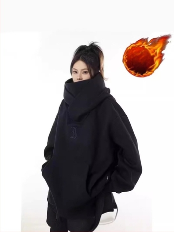 Ανδρικό πουλόβερ με κουκούλα, φλις εσωτερικά, γεωμετρικό μοτίβο, πλαϊνές τσέπες, μακριά μανίκια