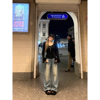 Τζινς: φαρδιά γραμμή, ψηλή μέση, βαμβάκι 50–70%, κομψό καθημερινό στυλ