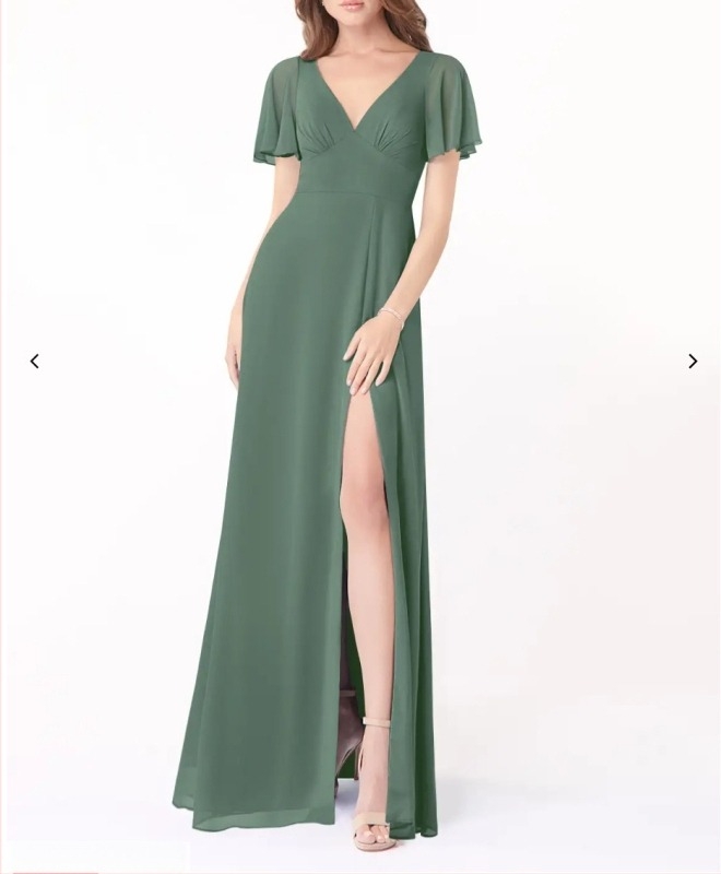 Φόρεμα παράνυμφης από σιφόν με βαθύ V λαιμό, κοντές ραφές με βολάν, πλάτη ανοιχτή με κορδόνι, μακριά Α‑γραμμή και άνοιγμα στο τελείωμα. Υφασμα: πολυεστέρας με ελαστάνη.