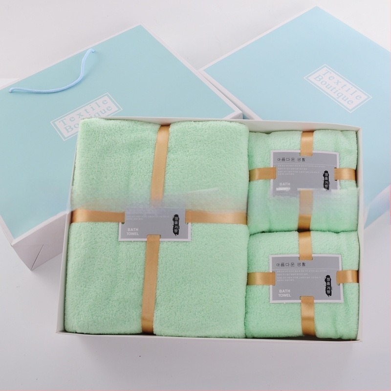 Αναμνηστικό σετ τριών πετσετών από κοραλλοφλις σε κουτί δώρου για γάμο, με δυνατότητα λογότυπου, 370 g/m²