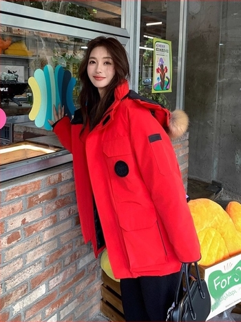 Μπουφάν down για ακραίο κρύο, μεσαίου μήκους από πολυεστέρα, γέμισμα από λευκό πάπια πούπουλο 85-90%, ελεύθερη γραμμή, γούνα γιακάς, αποσπώμενη κουκούλα, χειμερινό μοντέλο 2025