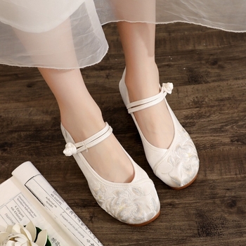 Γυναικεία παπούτσια σε εθνοτικό στυλ σατέν, κεντημένα, με στρογγυλή μύτη, φτέρνα 3–5 cm, καουτσούκ σόλα