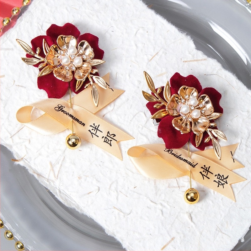 Σετ κορσάζ γάμου με μεταξωτά άνθη, χειροποίητες καρφίτσες για τη νύφη, τον γαμπρό και τους γονείς