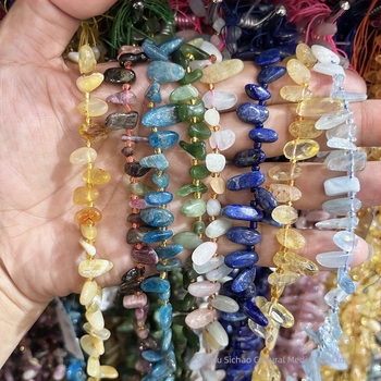 Ελεύθεροι κόκκοι από φυσική πέτρα — σχήμα σταγόνας νερού, δόντι λύκου, πλαϊνή οπή, με κούμπωμα