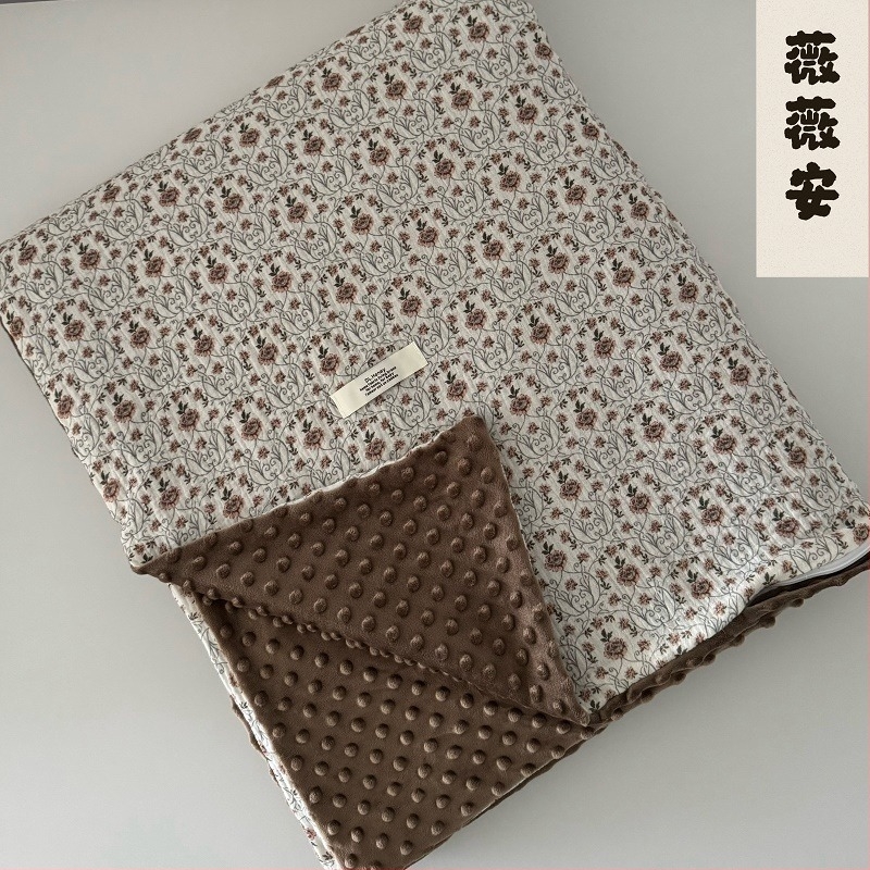 Διπλής όψεως Κάλυμμα Παπλώματος: πλευρά από 100% βαμβάκι διπλού στρώματος με υφή νημάτων, άλλη πλευρά bean velvet (100% πολυεστέρας); INS στυλ, 1,5–2,0 kg, ρεακτιβ εκτύπωση