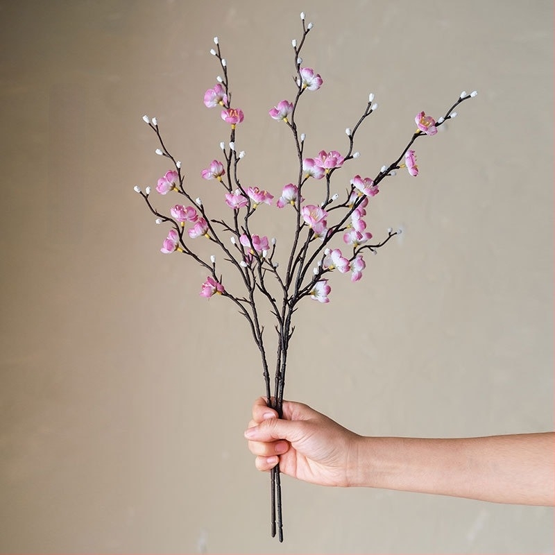 Τεχνητός κλάδος με άνθη από μεταξωτό λουλούδι για διακόσμηση σπιτιού, με στυλιστικές λεπτομέρειες και υφή 3D εκτύπωσης
