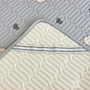 Σετ τριών τεμαχίων από ψυχόμενο λατέξ στρώμα με εκτυπωμένο καπιτονέ κάλυμμα, πτυσσόμενο για φοιτητική εστία