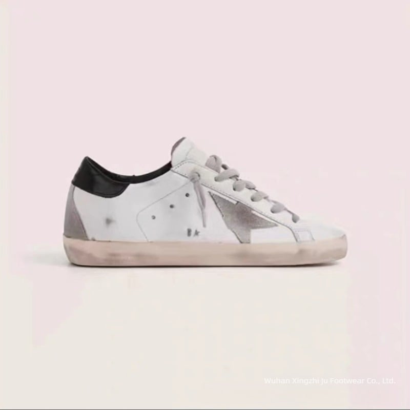 Unisex sneakers με άνω μέρος από δέρμα αγελάδας, επένδυση από προβατίνο δέρμα, χαμηλός προφίλ, ενσωματωμένο ύψος τακουνιού 1–3 cm, καουτσούκ σόλα