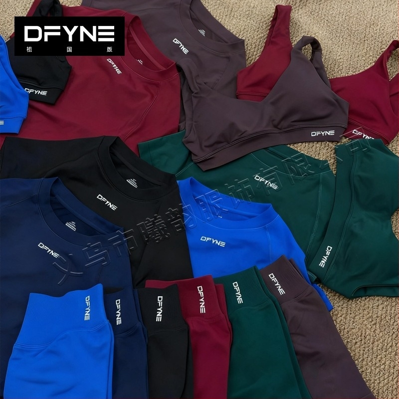 Dfyne τριών τεμαχίων σετ γυμναστικής: κοντομάνικη μπλούζα και βερμούδες, νάιλον-σπάντεξ ανθεκτικό ύφασμα, μήκος μέχρι την κοιλιά, στρογγυλός λαιμός