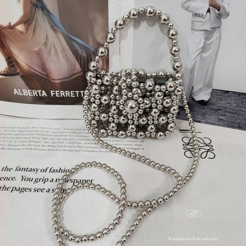 Τσάντα crossbody με χάντρες και ψεύτικες πέρλες, αστικός μινιμαλισμός, οριζόντιο τετράγωνο σχήμα, άνοιγμα με καπάκι, επένδυση από πολυεστέρα, διπλοί ιμάντες