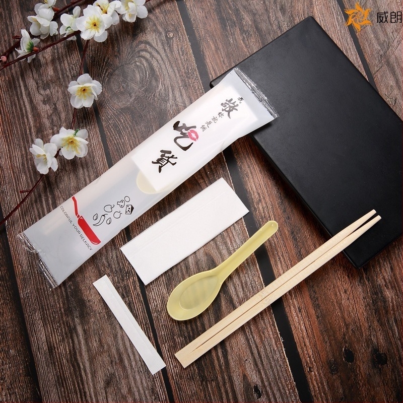 Σετ μίας χρήσης ειδών τραπεζαρίας τεσσάρων τεμαχίων: κουτάλι, πιρούνι, οδοντογλυφίδα και χαρτοπετσέτα· βιοδιασπώμενο, μοντέρνο μινιμαλιστικό στυλ