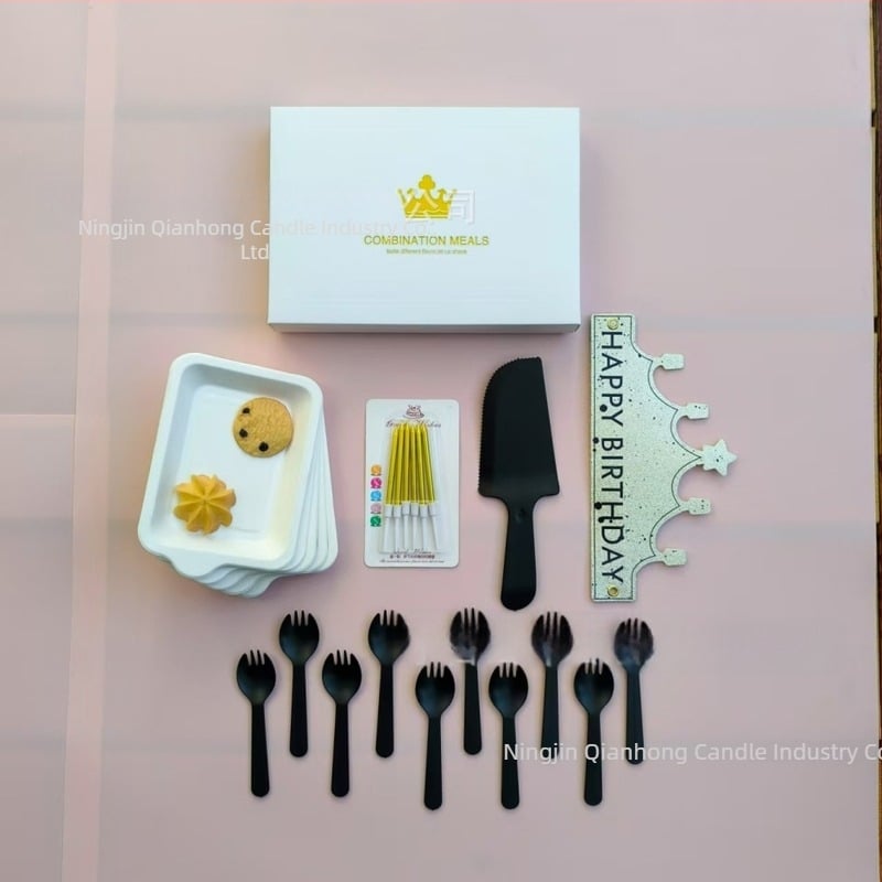 Σετ μιας χρήσης 5 σε 1: τετράγωνιο πιάτο από χαρτόπολτό με μαχαίρι, πιρούνι και κουτάλι; 120–200 τεμάχια ανά κουτί.