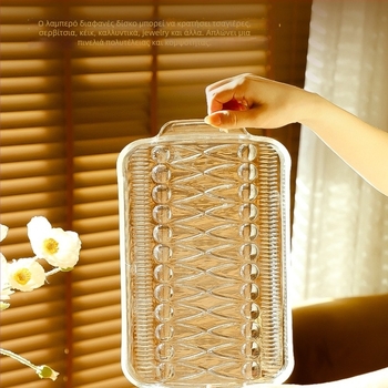 Σετ γυάλινα ποτήρια με δίσκο σερβιρίσματος και πιάτα για σνακ — απλό οικιακό σετ τραπεζιού με ποτήρια καλεσμένων