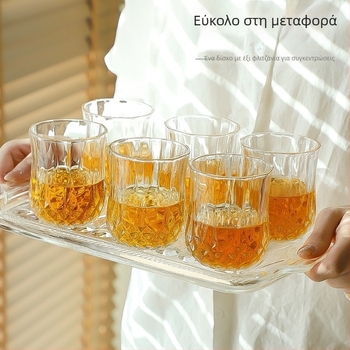 Σετ γυάλινα ποτήρια με δίσκο σερβιρίσματος και πιάτα για σνακ — απλό οικιακό σετ τραπεζιού με ποτήρια καλεσμένων