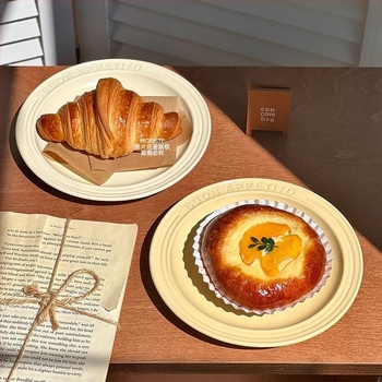 Κεραμικό επίπεδο πιάτο με χαραγμένη επιφάνεια και ανάγλυφα γράμματα, στρογγυλό σχήμα, μοντέρνο στυλ απλότητας