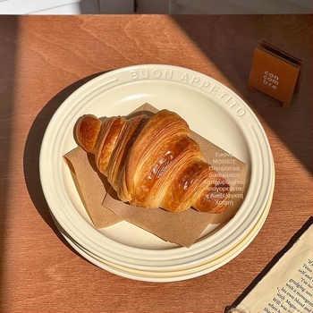 Κεραμικό επίπεδο πιάτο με χαραγμένη επιφάνεια και ανάγλυφα γράμματα, στρογγυλό σχήμα, μοντέρνο στυλ απλότητας