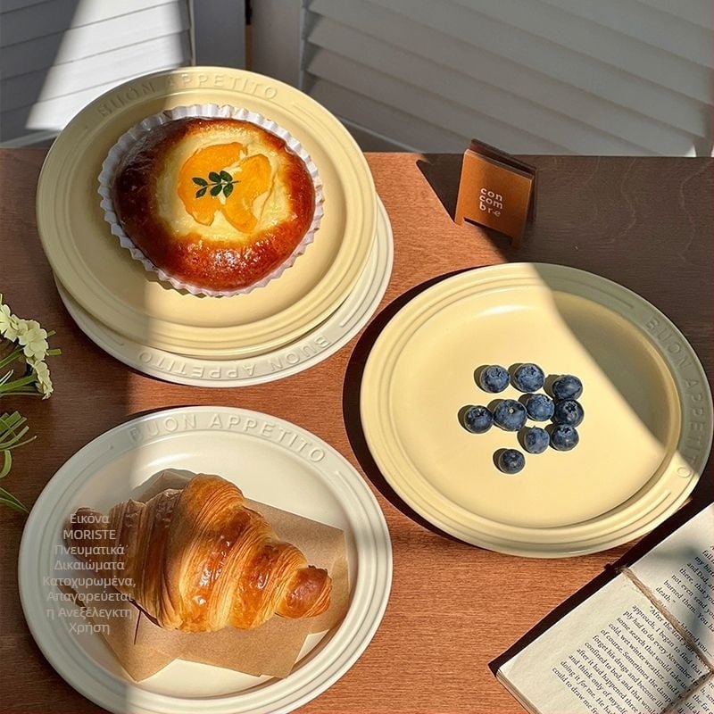 Κεραμικό επίπεδο πιάτο με χαραγμένη επιφάνεια και ανάγλυφα γράμματα, στρογγυλό σχήμα, μοντέρνο στυλ απλότητας