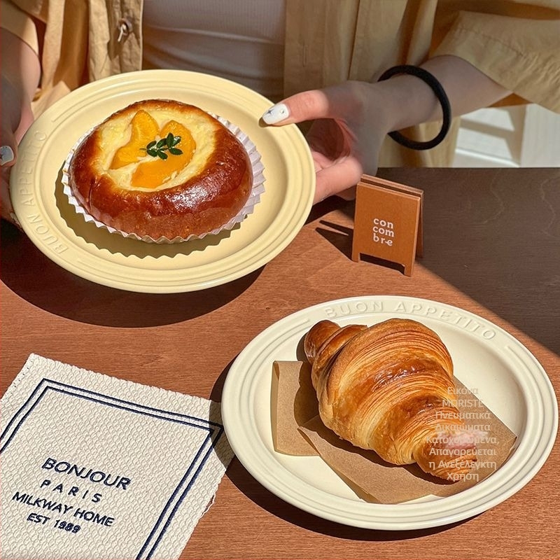 Κεραμικό επίπεδο πιάτο με χαραγμένη επιφάνεια και ανάγλυφα γράμματα, στρογγυλό σχήμα, μοντέρνο στυλ απλότητας