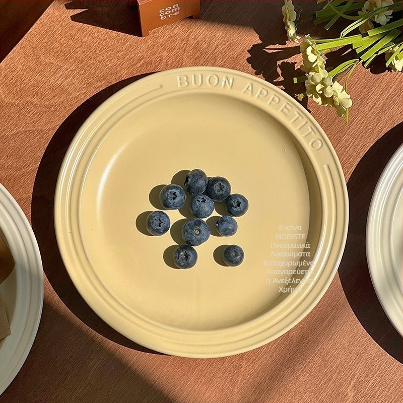 Κεραμικό επίπεδο πιάτο με χαραγμένη επιφάνεια και ανάγλυφα γράμματα, στρογγυλό σχήμα, μοντέρνο στυλ απλότητας