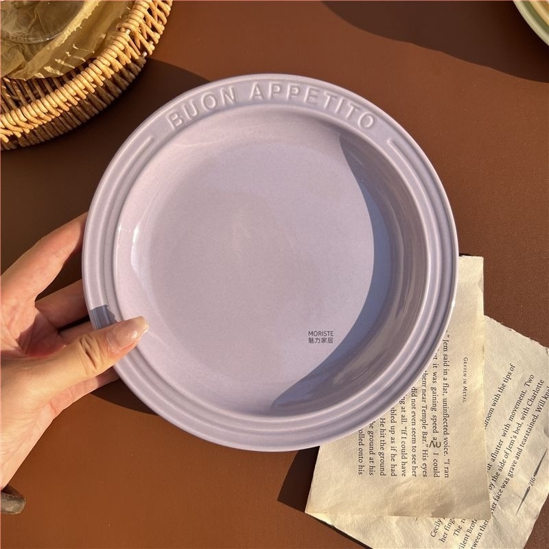 Κεραμικό επίπεδο πιάτο με χαραγμένη επιφάνεια και ανάγλυφα γράμματα, στρογγυλό σχήμα, μοντέρνο στυλ απλότητας