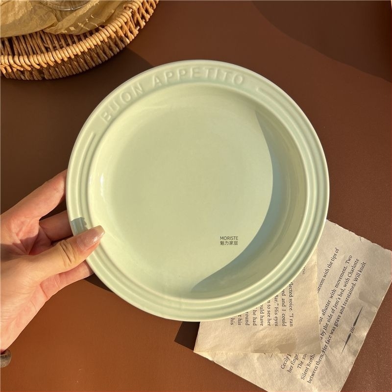 Κεραμικό επίπεδο πιάτο με χαραγμένη επιφάνεια και ανάγλυφα γράμματα, στρογγυλό σχήμα, μοντέρνο στυλ απλότητας