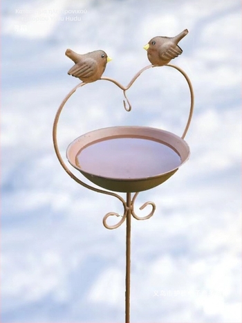 Τροφοδότης πουλιών για κήπο με βάση νερού σε σχήμα καρδιάς, διακοσμητικό κήπου τοποθετημένο στο έδαφος, με μετρητή βροχής και ανθοσύσταση