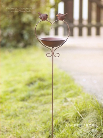 Τροφοδότης πουλιών για κήπο με βάση νερού σε σχήμα καρδιάς, διακοσμητικό κήπου τοποθετημένο στο έδαφος, με μετρητή βροχής και ανθοσύσταση